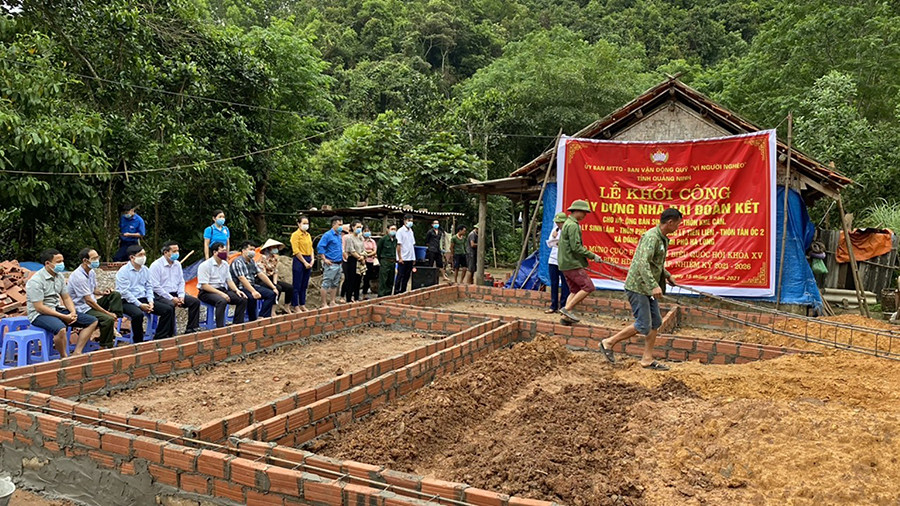 Ủy ban MTTQ TP Hạ Long phối hợp với Ủy ban MTTQ tỉnh tổ chức khởi công xây dựng nhà “Đại đoàn kết” cho hộ ông Lý Tiến Liên (thôn Tân Ốc II, xã Đồng Sơn), tháng 5/2021. Ảnh: Thu Hà (CTV)