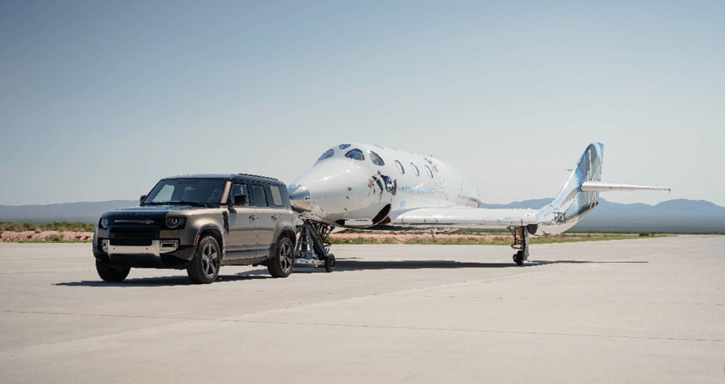 Là đối tác từ năm 2014, Land Rover kéo phi thuyền không gian Virgin Galactic, vận chuyển phi hành gia và hỗ trợ các hoạt động hàng ngày.