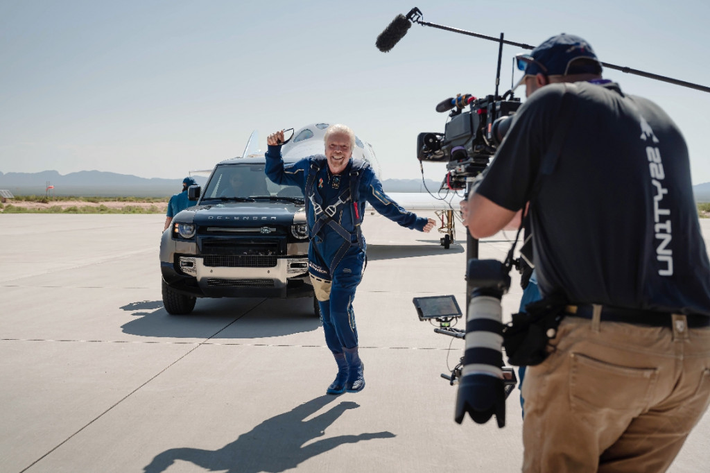Range Rover Astronaut Edition và Land Rover Defender 110 hỗ trợ đưa tỷ phú người Anh Richard Branson lên vũ trụ lần đầu tiên.
