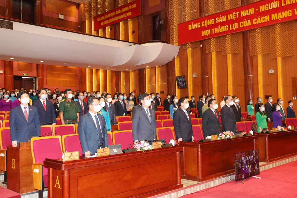Các đại biểu dự kỳ họp thứ 2 HĐND tỉnh khóa XIV làm lễ chào cờ.