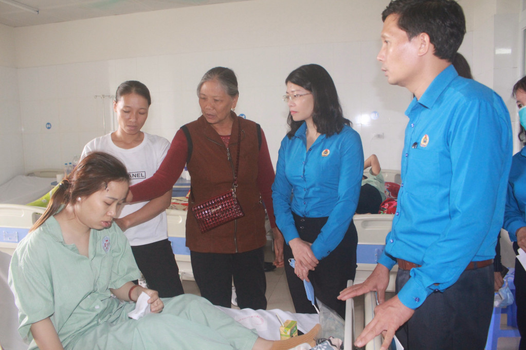 Lãnh đạo LĐLĐ tỉnh thăm CNLĐ Công ty TNHH May mặc Hoa Lợi Đạt bị tai nạn giao thông tháng 10/2020.