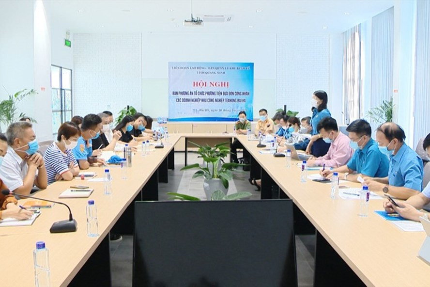 Lãnh đạo LĐLĐ Quảng Ninh và Ban Quản lý khu kinh tế tỉnh và Khu công nghiệp cảng biển Hải Hà họp bàn giải pháp đưa đón công nhân an toàn, tháng 5/2021.