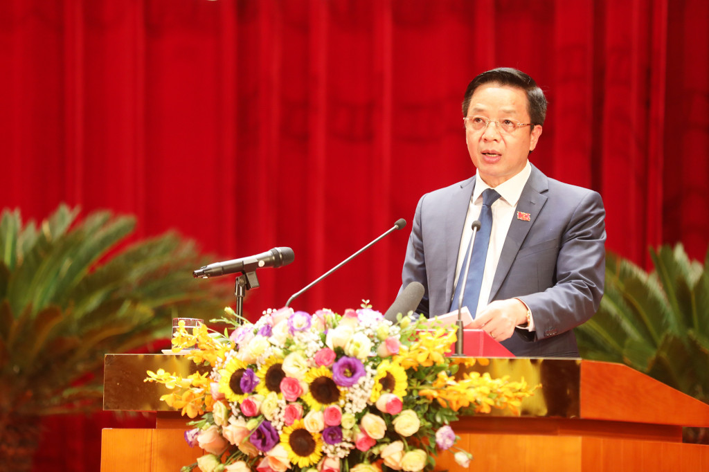 Đồng chí Nguyễn Văn Hồi, Trưởng Ban Dân vận Tỉnh ủy, Chủ tịch Ủy ban MTTQ tỉnh, báo cáo tại kỳ họp.
