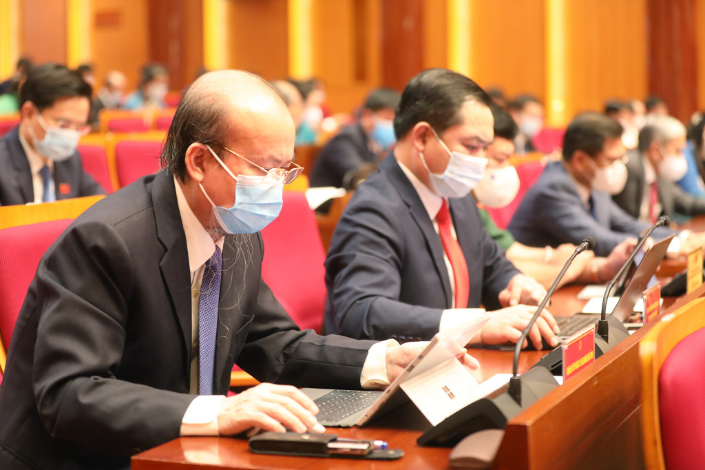 Các đại biểu nghiên cứu tài liệu kỳ họp.
