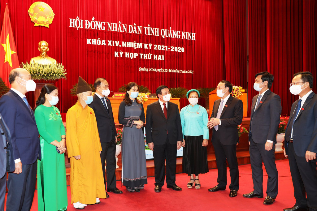 Các đại biểu dự kỳ họp trao đổi trong giờ giải lao.