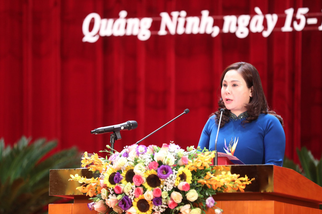 Giám đốc Sở Công Thương trình bày tóm tắt Tờ trình tại kỳ họp.