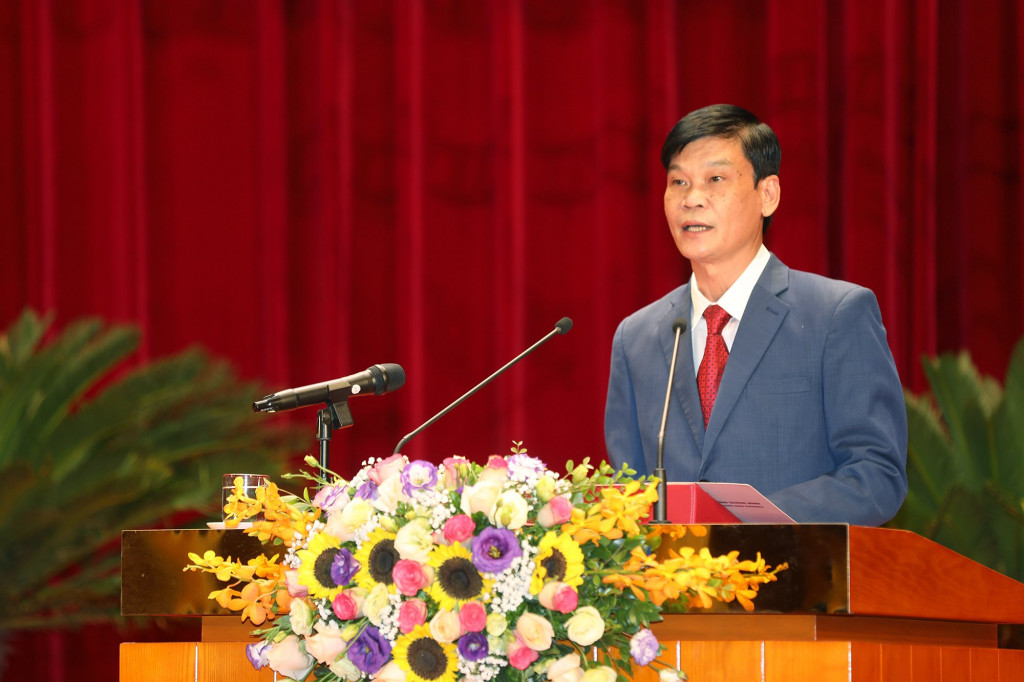 Trưởng Ban Dân tộc tỉnh trình bày tóm tắt Tờ trình tại kỳ họp.