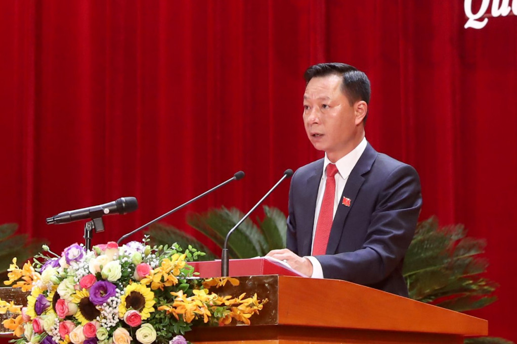 Đồng chí Lê Văn Ánh, Phó Chủ tịch HĐND tỉnh trình bày báo cáo tại kỳ họp.