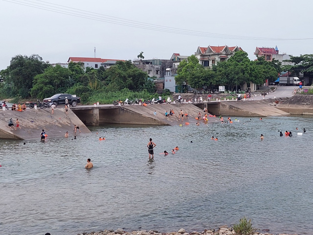 Mặc dù địa phương đã cắm biển cảnh báo nước sâu, nguy cơ mất an toàn nhưng vào dịp hè, mỗi buổi chiều có rất đông người dân, trong đó có nhiều trẻ em đi tắm trên sông Hà Cối, khu vực ngầm tràn Quảng Minh.
