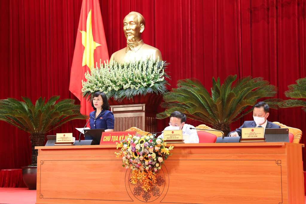 Chủ tọa kỳ họp điều hành phiên thảo luận tại hội trường.