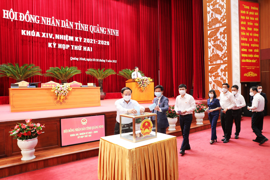 Các đại biểu bỏ phiếu bầu bổ sung ủy viên UBND tỉnh.