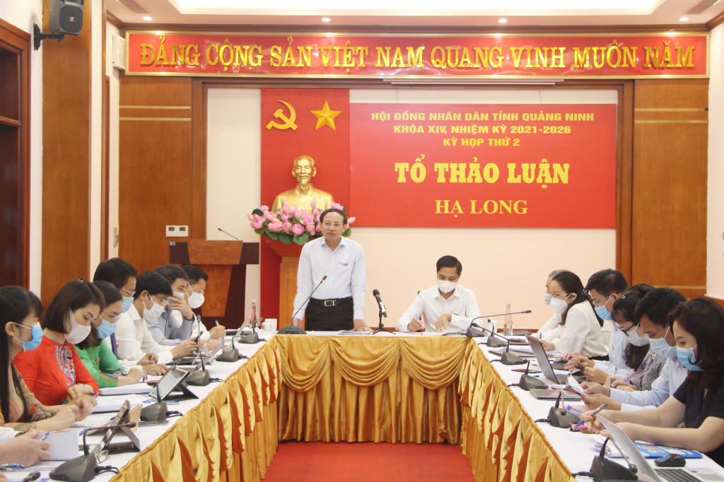 Các đại biểu thảo luận tại tổ đại biểu Hạ Long.