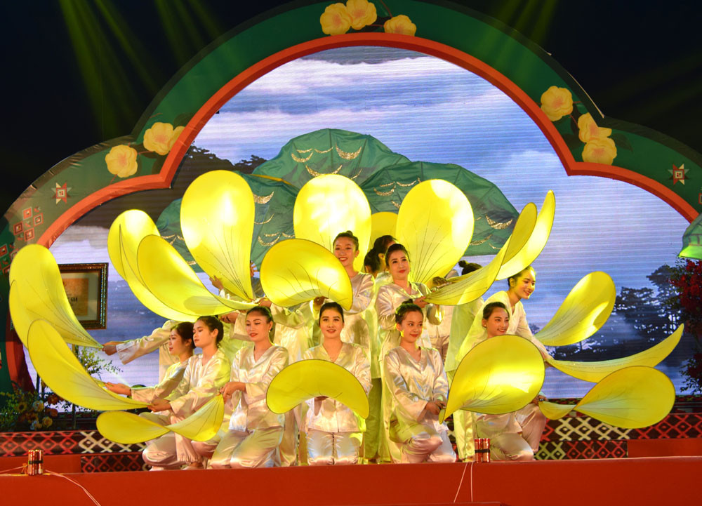 Múa tôn vinh trà hoa vàng trong Hội Trà hoa vàng huyện Ba Chẽ 2020