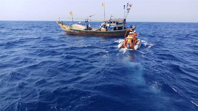 Các lực lượng chức năng của huyện Vân Đồn kiểm tra hoạt động khai thác hải sản của ngư dân. Ảnh: Đỗ Hiền
