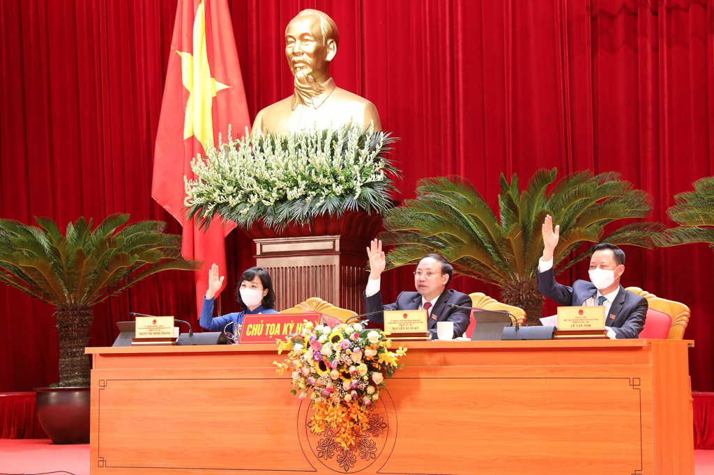 Chủ tọa kỳ họp biểu quyết thông qua Nghị quyết kỳ họp.