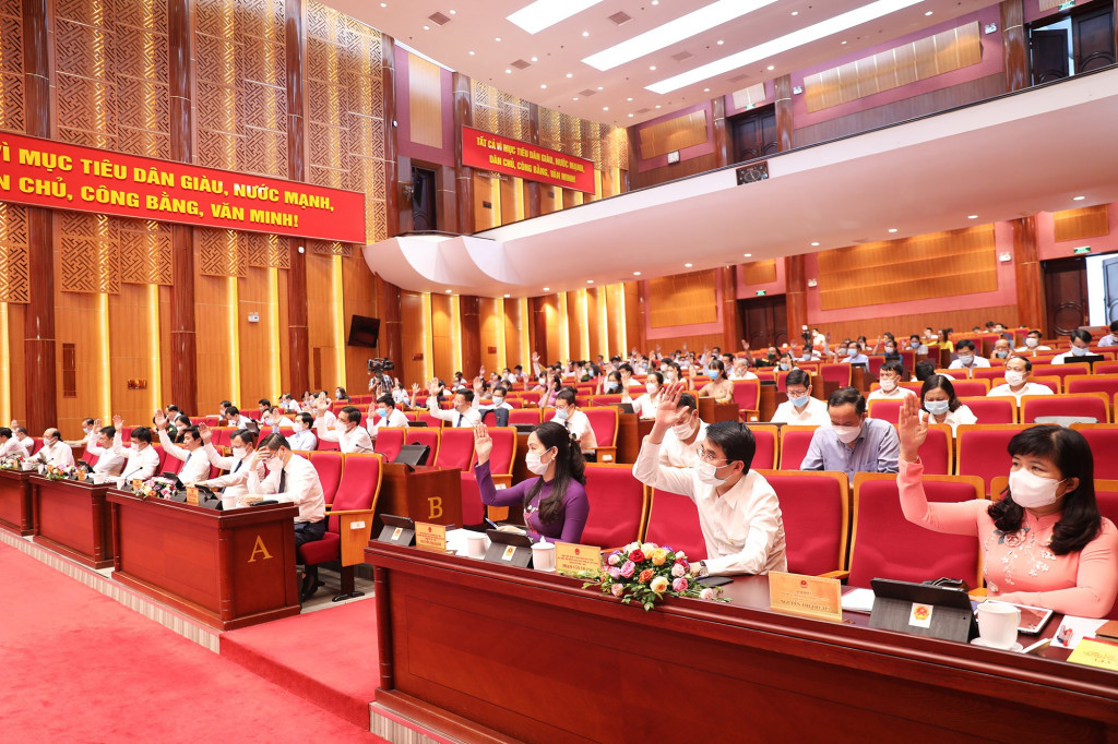 Các đại biểu biểu quyết thông qua các Nghị quyết trình tại kỳ họp.