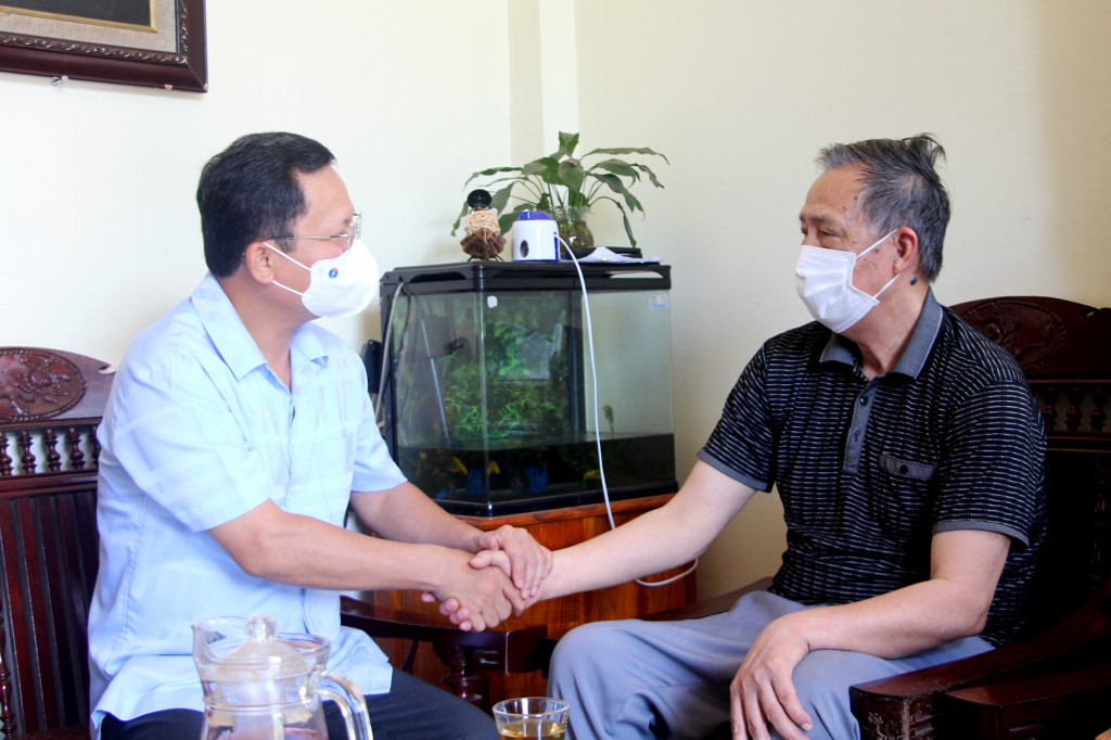 Đồng chí Phó Chủ tịch Thường trực UBND tỉnh đến thăm, tặng quà Thương binh Nguyễn Văn Tý, khu 6, thị trấn Cái Rồng.