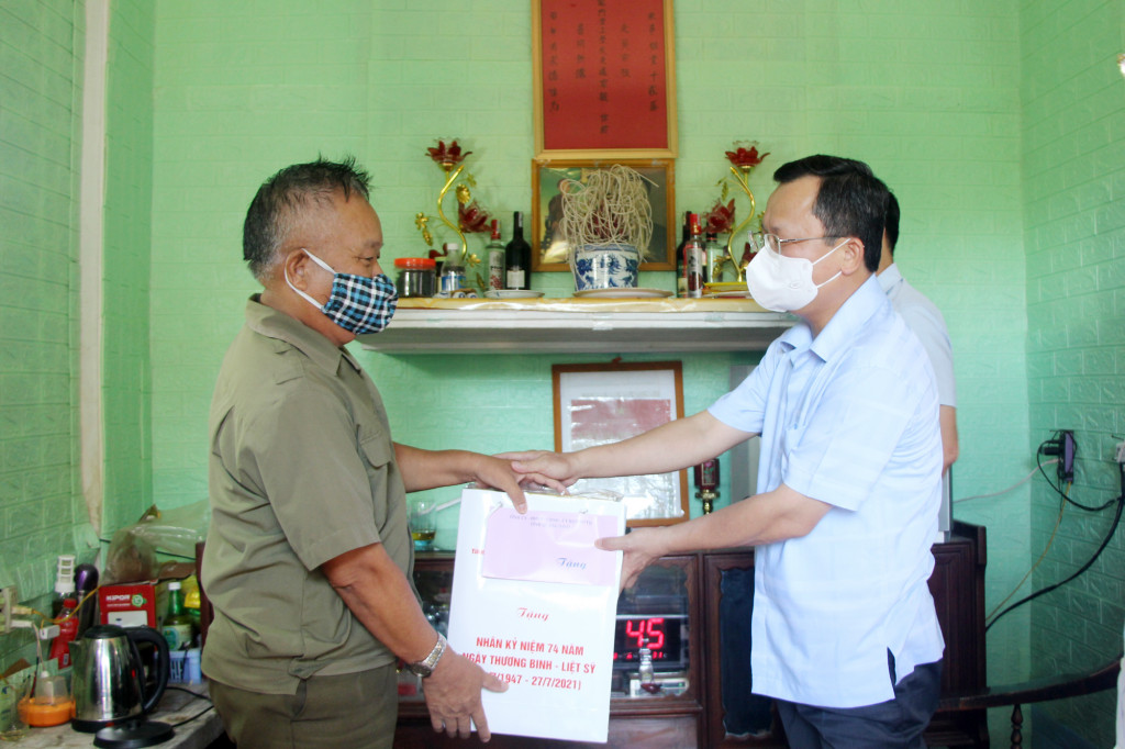 Đồng chí Phó Chủ tịch Thường trực UBND tỉnh tặng quà Bệnh binh Lê Viết Thang, thôn Đông Thịnh, xã Đông Xá.