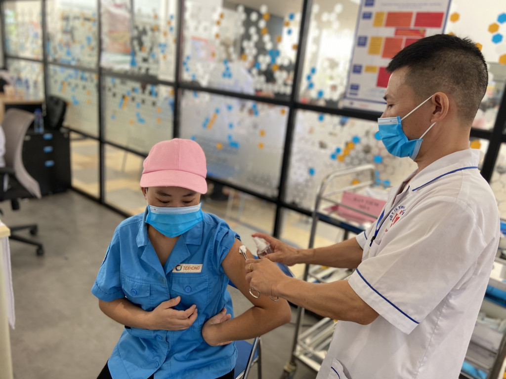 Lực lượng y tế tiêm vắc-xin phòng Covid-19 cho công nhân lao động thuộc Công ty TNHH Khoa học Kỹ thuật Texhong Ngân Hà (KCN Cảng biển Hải Hà), ngày 10/7/2021.