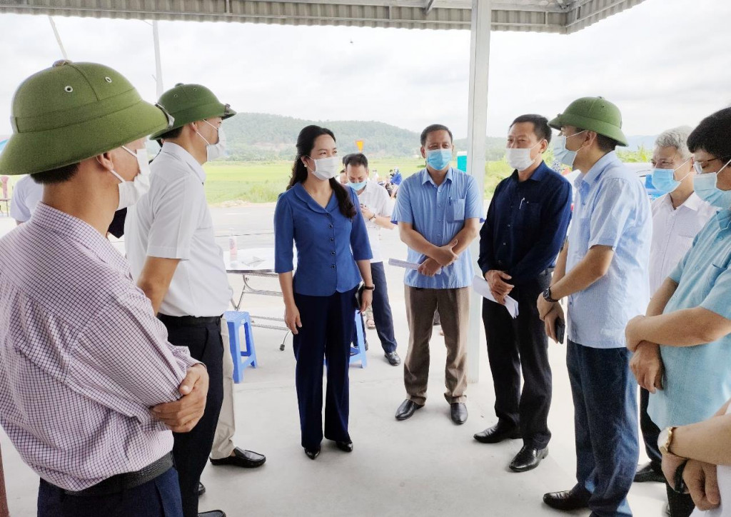 Đồng chí đồng chí Nguyễn Thị Hạnh, PCT UBND tỉnh kiểm tra tại chốt kiểm soát cầu Triều, phường Hồng Phong, thị xã Đông Triều