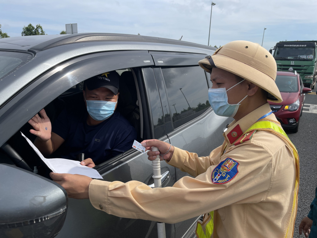 Lực lượng công an kiểm tra tất cả phương tiện, người qua lại Chốt kiểm soát, phòng, chống dịch Covid-19 cầu Bạch Đằng (TX Quảng Yên).