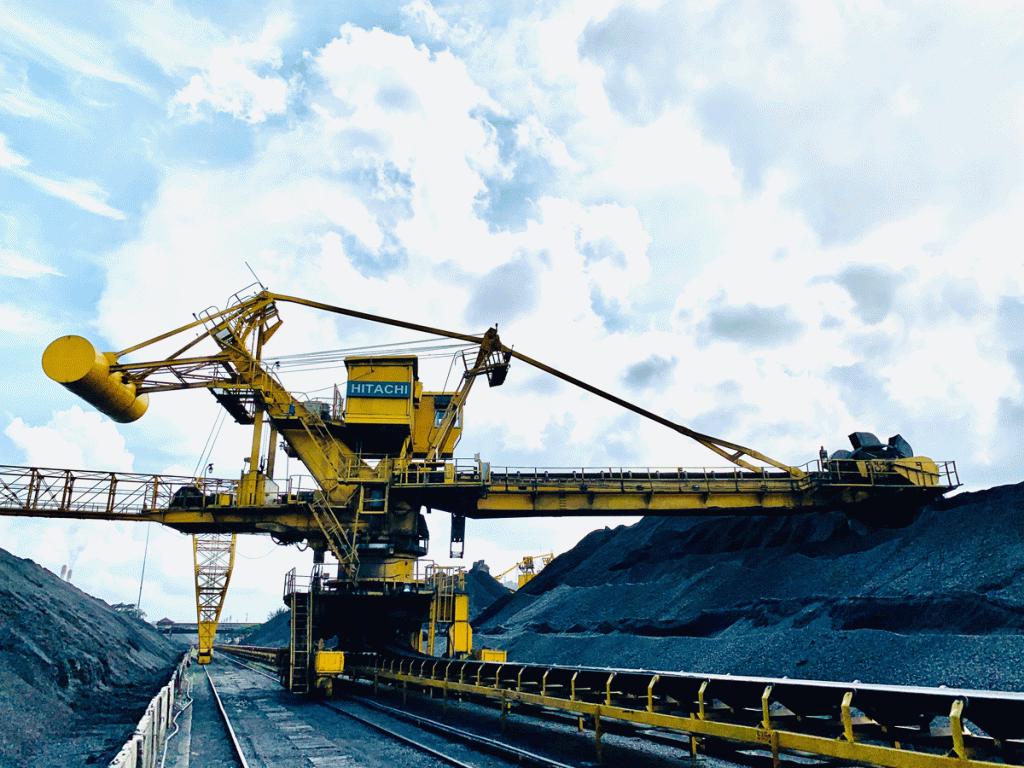 Nếu như các ngành kinh tế khác chịu “điêu đứng” trước đại dịch thì năm 2020, TKV sản xuất hơn 38,4 triệu tấn; tiêu thụ 42 triệu tấn; doanh thu hơn 123.000 tỷ đồng; nộp ngân sách nhà nước 19.300 tỷ đồng, trong đó nộp ngân sách tại Quảng Ninh gần 16.000 tỷ đồng. Cùng với đó, trước tình hình dịch bệnh Covid-19 hết sức phức tạp, song Đại hội đại biểu của 02 đảng bộ trong Tập đoàn đều đã diễn ra thành công tốt đẹp. 