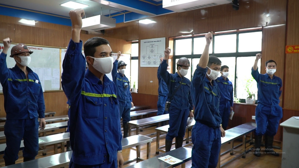 Năm 2021, ngành Than đặt ra mục tiêu: Than tiêu thụ 42 triệu tấn, than nguyên khai sản xuất 38,5 triệu tấn, than sạch sản xuất 38,43 triệu tấn, than nhập khẩu 1,4 triệu tấn… Với sự quyết tâm cao, phát huy tinh thần “Kỷ luật và Đồng tâm”, ngành Than đặt mục tiêu chung: “An toàn - Phát triển - Hiệu quả”; không ngừng đổi mới, sáng tạo, áp dụng công nghệ mới tiên tiến, hiện đại; đẩy mạnh chế biến sâu tạo ra các chuỗi sản phẩm và chuỗi giá trị gia tăng trên nền sản xuất than, khoáng sản; nâng cao năng suất lao động, năng lực cạnh tranh.