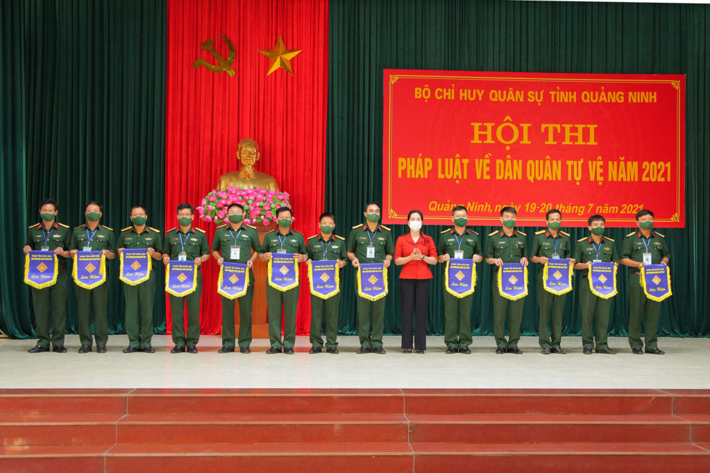 Đồng chí Nguyễn Thị Hạnh, Phó Chủ tịch UBND tỉnh, trao cờ lưu niệm cho các đoàn về tham dự hội thi.
