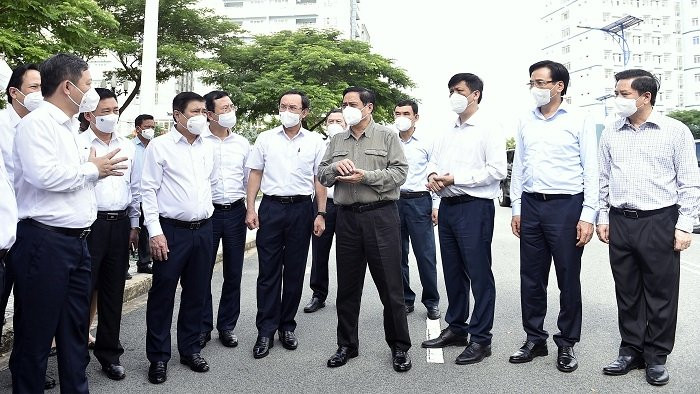 Prime Minister Pham Minh Chinh (middle) inspects an isolation camp at the dormitory of Vietnam National University - Ho Chi Minh City branch in Thu Duc City, June 26, 2021. (Photo: VGP)