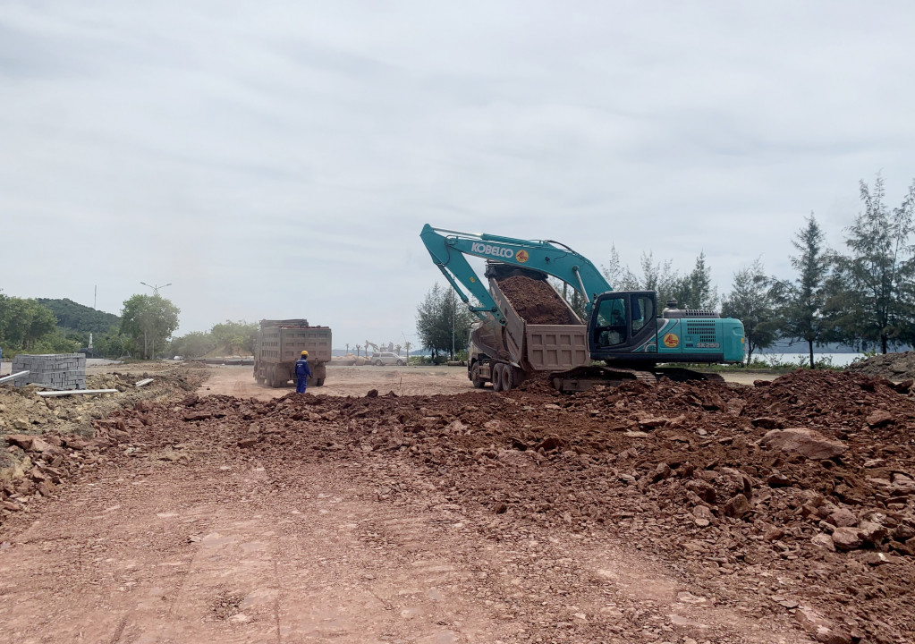 Đơn vị nhà thầu đang thi công dự án cải tạo, nâng cấp Tỉnh lộ 334 tại KKT Vân Đồn.
