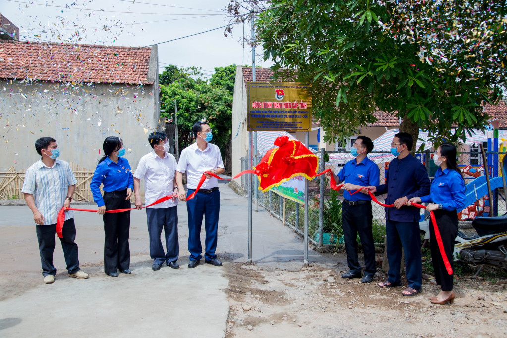 Các đồng chí đại biểu thực hiện nghi lễ gắn biển công trình thanh niên.