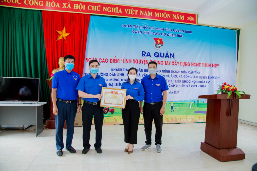 Đ/c Hoàng Văn Hải, Bí thư Tỉnh đoàn trao Bằng khen cho Đoàn Khối các cơ quan tỉnh vì đã có thành tích xuất sắc trong thực hiện công trình thanh niên chào mừng thành công cuộc bầu cử đại biểu Quốc hội khóa XV và đại biểu HĐND các cấp nhiệm kỳ 2021-2026.