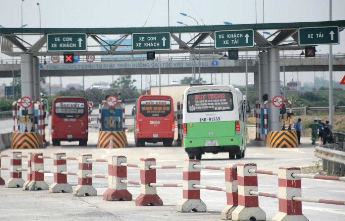 Phương tiện lưu thông qua một trạm thu phí BOT. (Ảnh: Việt Hùng/Vietnam+)