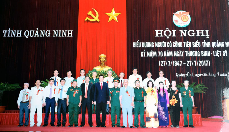 Thương binh Nguyễn Quang Văn (thứ 8 từ trái sang) tại Hội nghị biểu dương người có công trên địa bàn tỉnh và kỷ niệm 70 năm Ngày TBLS năm 2017