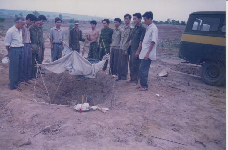 Chiến sĩ Binh đoàn Than cùng gia đình đưa hài cốt của liệt sỹ Diệp Quý Hồ từ tỉnh Kontum về nghĩa trang phường Quang Hanh, TP Cẩm Phả.