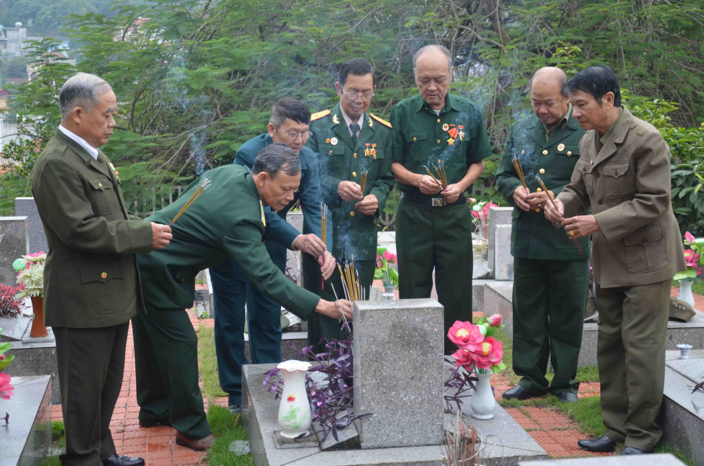 Chiến sĩ Binh đoàn Than thắp hương tưởng nhớ đồng đội an nghỉ tại Nghĩa trang liệt sĩ Hà Tu, TP Hạ Long.