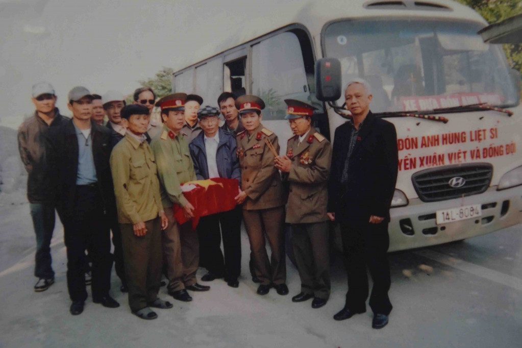 Đồng đội đưa hài cốt liệt sĩ Nguyễn Xuân Việt, Anh hùng LLVTND từ Kon Tum về Hạ Long.