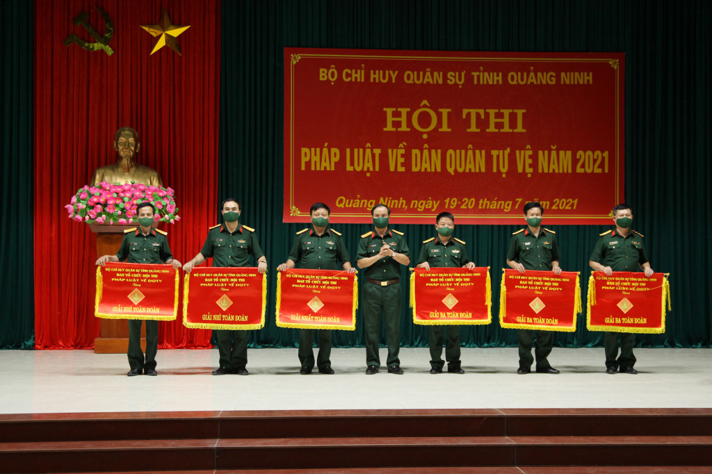 Đại tá Nguyễn Quang Hiến, Chính ủy Bộ CHQS tỉnh, trao cờ cho nhất toàn đoàn cho các đơn vị.