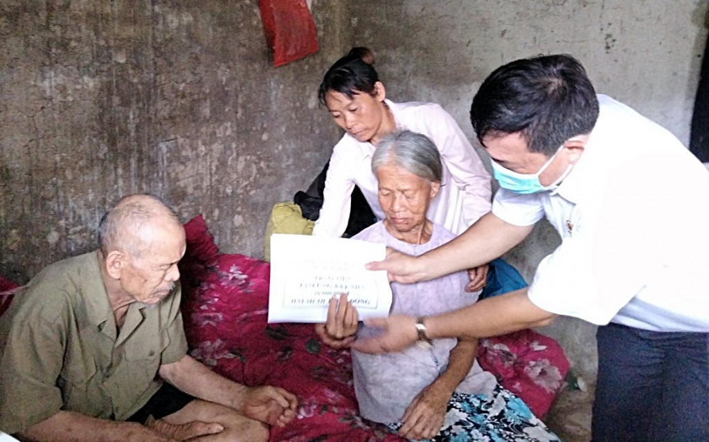 Lãnh đạo Hội CCB huyện Đầm Hà trao quà cho CCB Sẻn Văn Bình (thôn An Bình, xã Quảng Tân, huyện Đầm Hà), là hộ nghèo có hoàn cảnh khó khăn, tháng 7/2021.