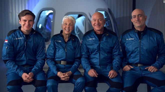 Jeff Bezos vừa bay lên vũ trụ thành công và trở lại Trái Đất an toàn, đạt được giấc mơ thủa bé: Đây là ngày đẹp nhất đời tôi - Ảnh 1.
