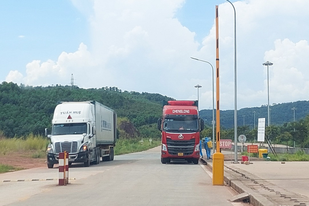 Trucks of goods are exported to the open trail of Km3 + 4 Hai Yen temporary buoy bridge.