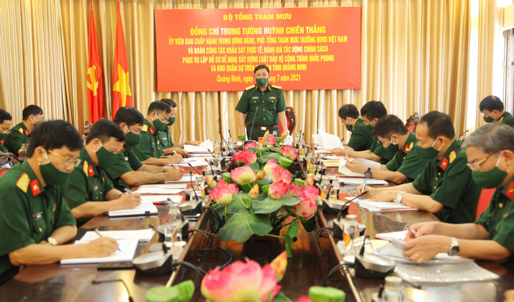 Trung tướng Huỳnh Chiến Thắng, Ủy viên BCH Trung Ương Đảng, Phó Tổng Tham mưu trưởng Quân đội nhân dân Việt Nam phát biểu kết luận tại buổi khảo sát.