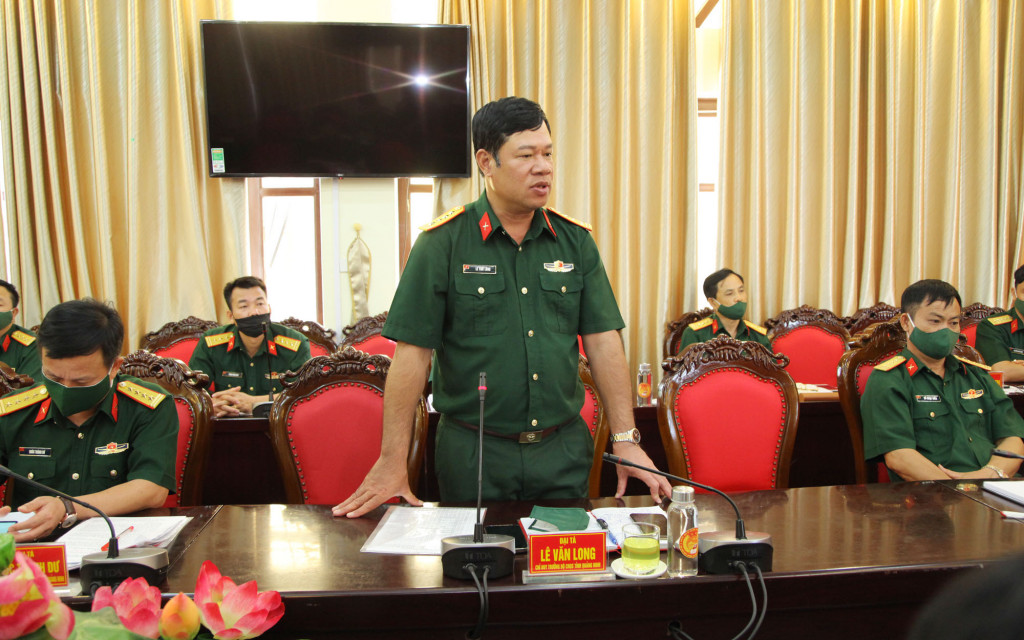 Đại tá Lê Văn Long, Ủy viên Ban Thường vụ Tỉnh ủy, Chỉ huy trưởng Bộ CHQS tỉnh Quảng Ninh, phát biểu làm rõ thuận lợi khăn trong  công tác quản lý, bảo vệ công trình quốc phòng và khu quân sự trên địa bàn tỉnh Quảng Ninh.