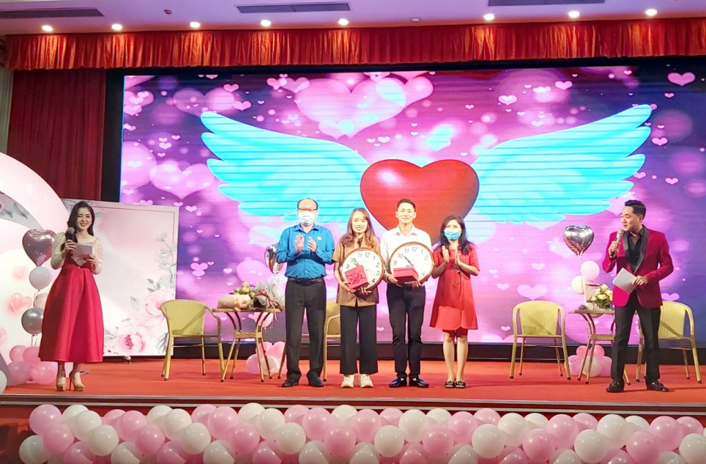 Lãnh đạo LĐLĐ tỉnh và Công đoàn Than-Khoáng sản Việt Nam tặng quà cho cặp đôi đầu tiên tham gia chương trình.
