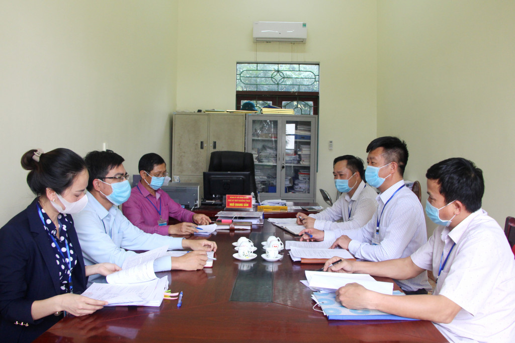 Cấp ủy, chính quyền xã Sông Khoai tổ chức giao ban định kỳ hàng ngày, hàng tuần để trao đổi công việc.