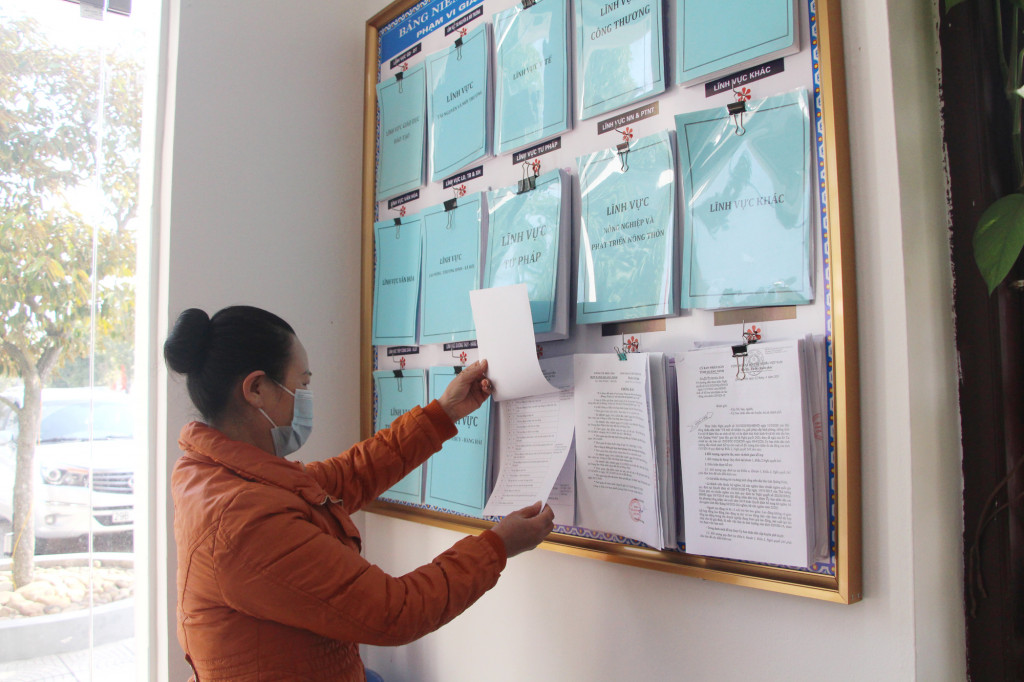 Người dân xã Bình Khê (TX Đông Triều) xem các thủ tục hành chính niêm yết tại trụ sở xã, tháng 2/2021.