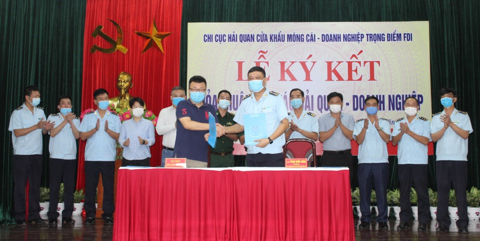 Ký kết thỏa thuận hợp tác giữa Chi cục Hải quan Cửa khẩu Móng Cái với Doanh nghiêp FDI. 