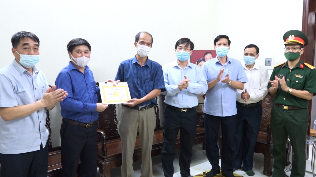 Phường Cẩm Trung trao tặng danh hiệu Người công dân kiểu mẫu cho gia đình ông Nguyễn Minh Vượng, ở khu 6A, phường Cẩm Trung