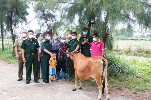 Trao tặng bò giống sinh sản cho gia đình anh Nguyến Văn Hiệp.