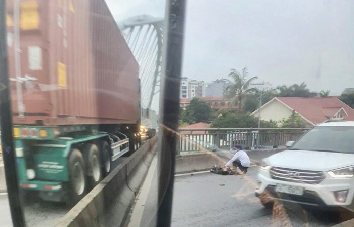 Hải Phòng: Va chạm với xe container trên cầu vượt, người đi xe máy tử vong 1